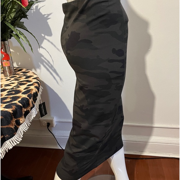 Sanctuary Camo Printed Skirt NWT XS New with tag - Picture 8 of 12